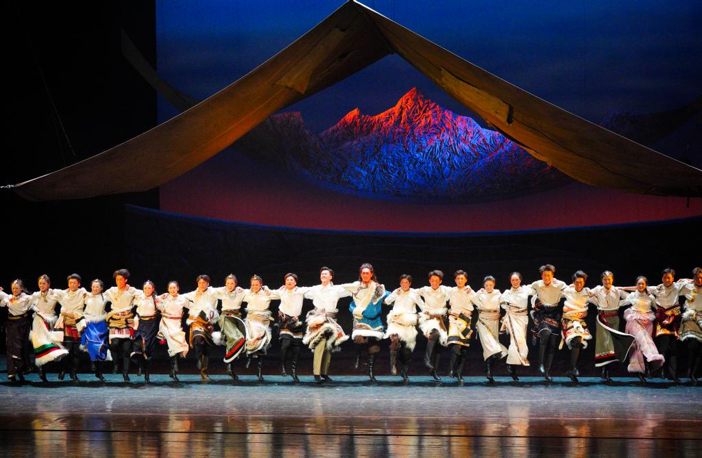 舞剧《雪山大地》在青海大剧院上演